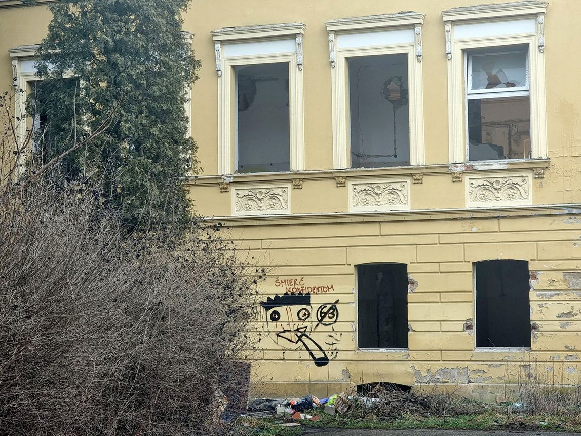 Trwa demolka szkoły w Sobieszowie