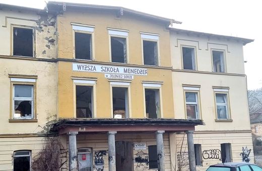 Trwa demolka szkoły w Sobieszowie