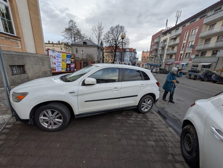Mandaty za parkowanie przy "zebrze" lub na chodniku
