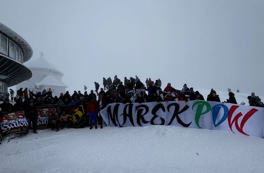 Ponad 100 kibiców weszło na Śnieżkę i... rozpaliło ognisko