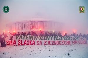 Wspólne zdjęcie kibiców podczas wejścia na Śnieżkę ubiegłorocznej zimy.