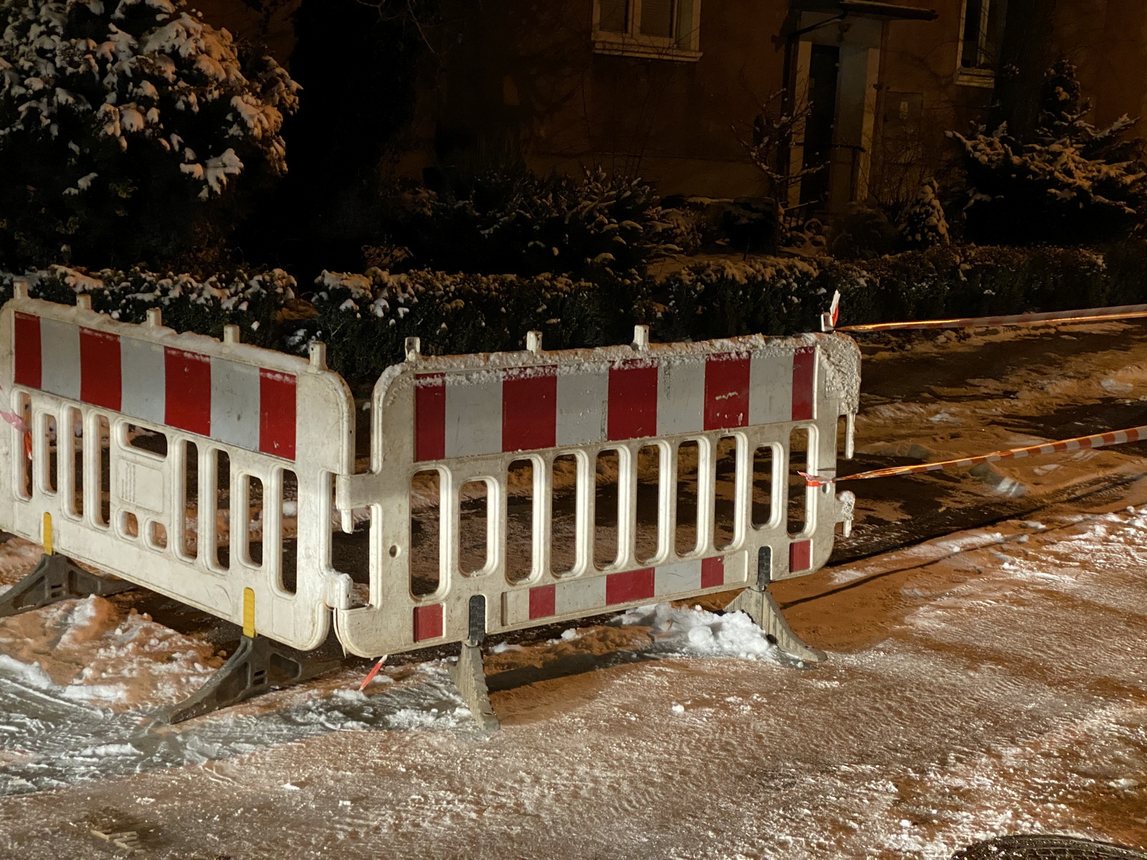 Naprawa pęknięcia rury na ukończeniu