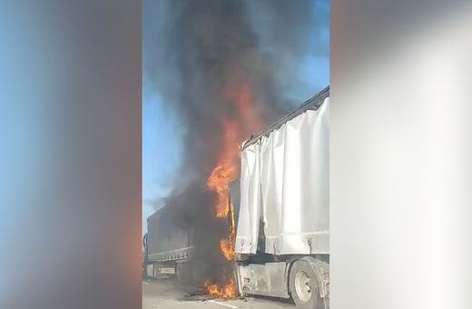 Na autostradzie spaliły się 2 ciężarówki