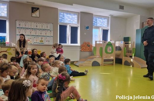 Dzielnicowy odwiedził przedszkolaki