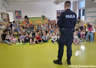 Dzielnicowy odwiedził przedszkolaki