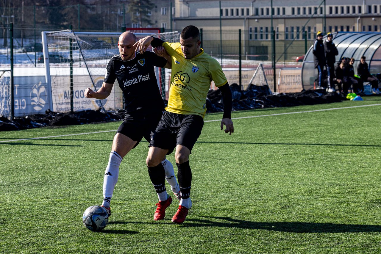 Sparingowe derby pod dyktando biało–niebieskich