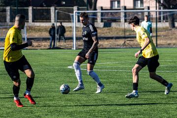Sparingowe derby pod dyktando biało–niebieskich