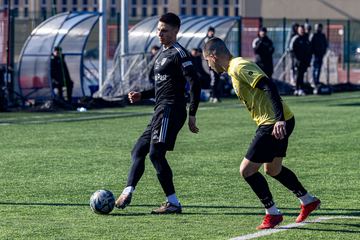 Sparingowe derby pod dyktando biało–niebieskich