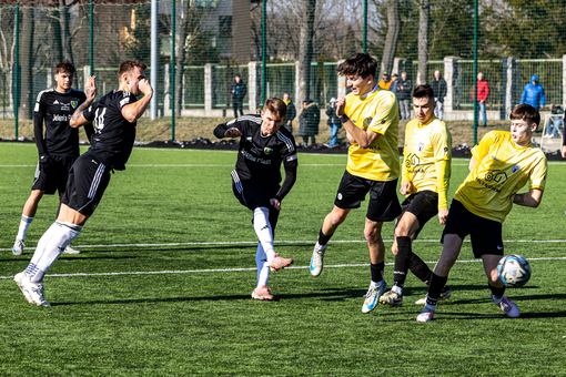 Sparingowe derby pod dyktando biało–niebieskich