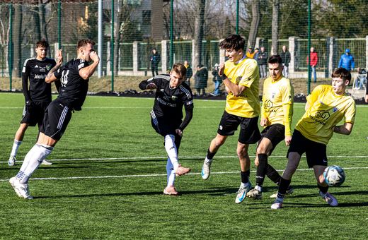 Sparingowe derby pod dyktando biało–niebieskich