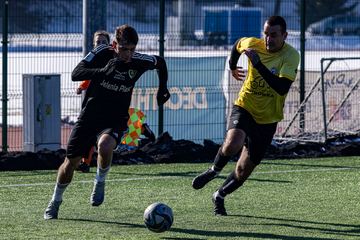 Sparingowe derby pod dyktando biało–niebieskich
