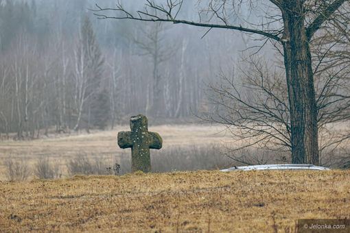 Tu doszło do mordu – przypomina krzyż pokutny w Łomnicy