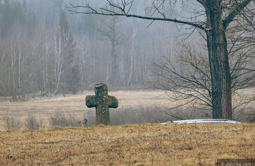 Tu doszło do mordu – przypomina krzyż pokutny w Łomnicy