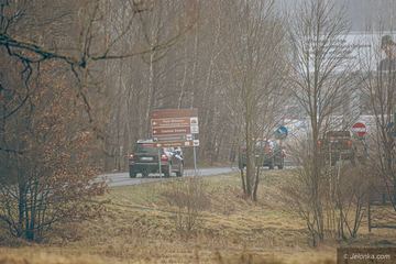 Tu doszło do mordu – przypomina krzyż pokutny w Łomnicy