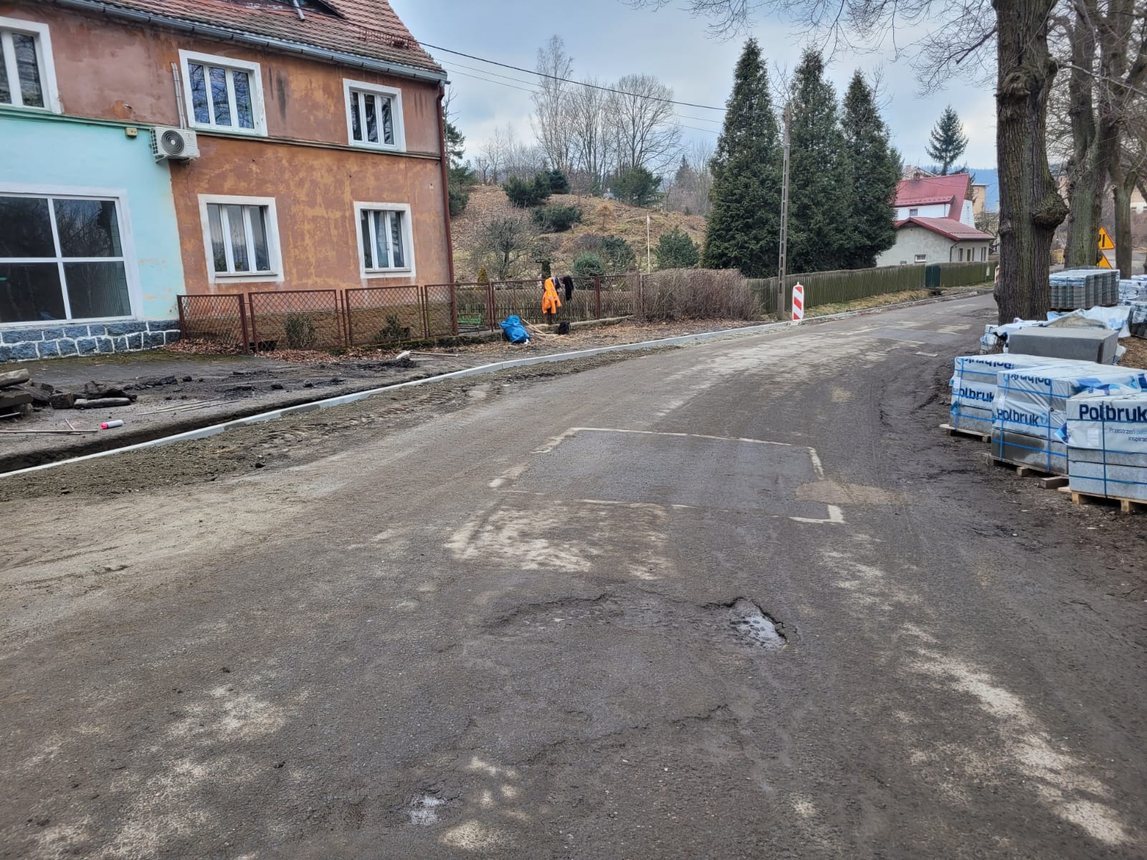 Powiat remontuje główną ulicę Janowic Wielkich
