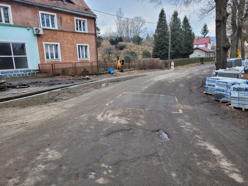 Powiat remontuje główną ulicę Janowic Wielkich