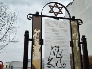 Wandal pomazał tablicę pamiątkową