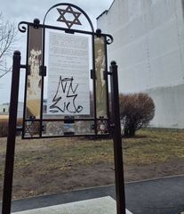 Wandal pomazał tablicę pamiątkową