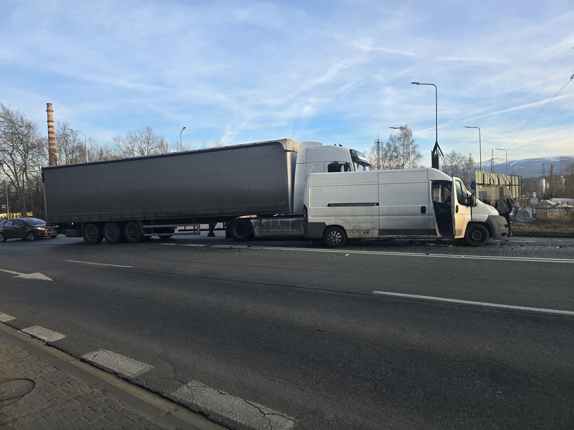 Bus z ciężarówką na Zgorzeleckiej