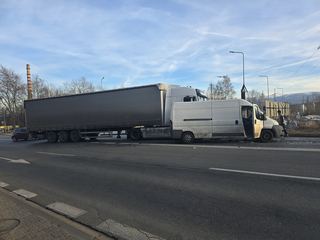 Bus z ciężarówką na Zgorzeleckiej