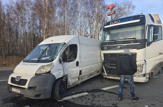 Bus z ciężarówką na Zgorzeleckiej