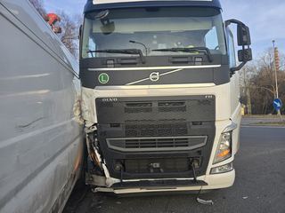 Bus z ciężarówką na Zgorzeleckiej