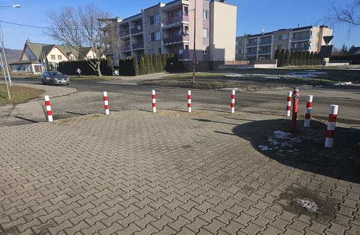 Osiem słupków kontra parkujący na chodniku