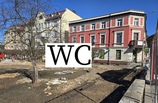 Ktoś wymyślił im WC pod oknami