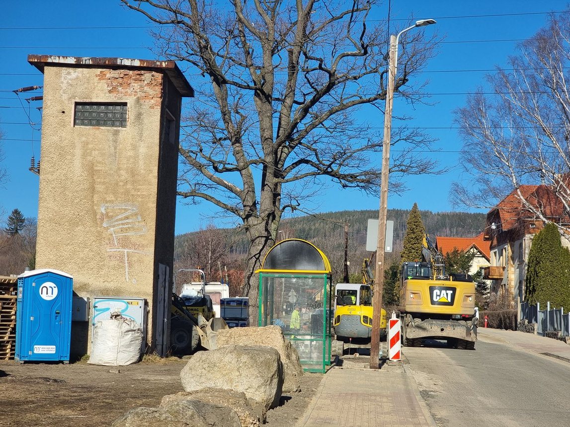 Wymieniają asfalt, budują chodnik