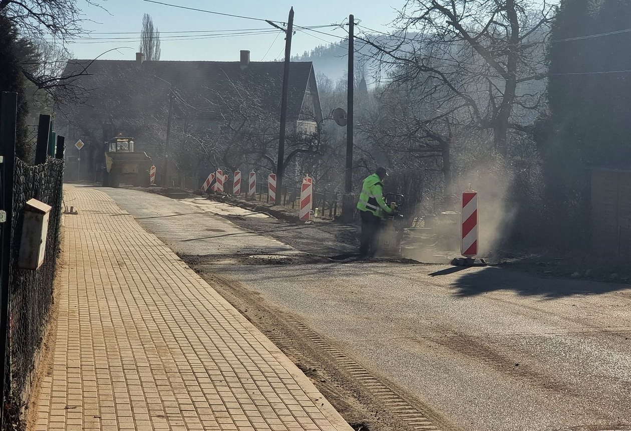 Wymieniają asfalt, budują chodnik