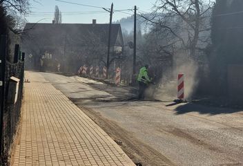 Wymieniają asfalt, budują chodnik