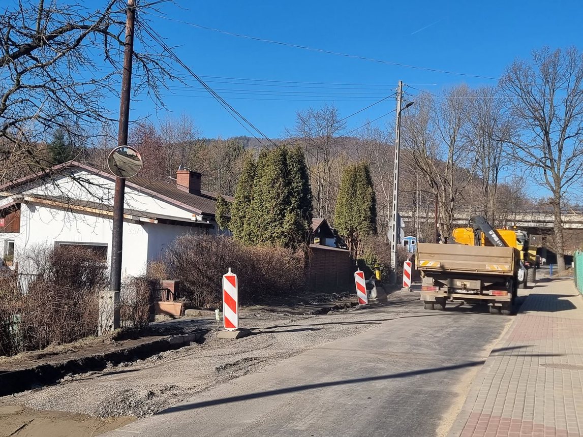 Wymieniają asfalt, budują chodnik