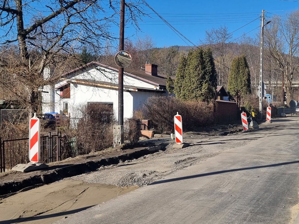 Wymieniają asfalt, budują chodnik