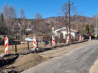 Wymieniają asfalt, budują chodnik