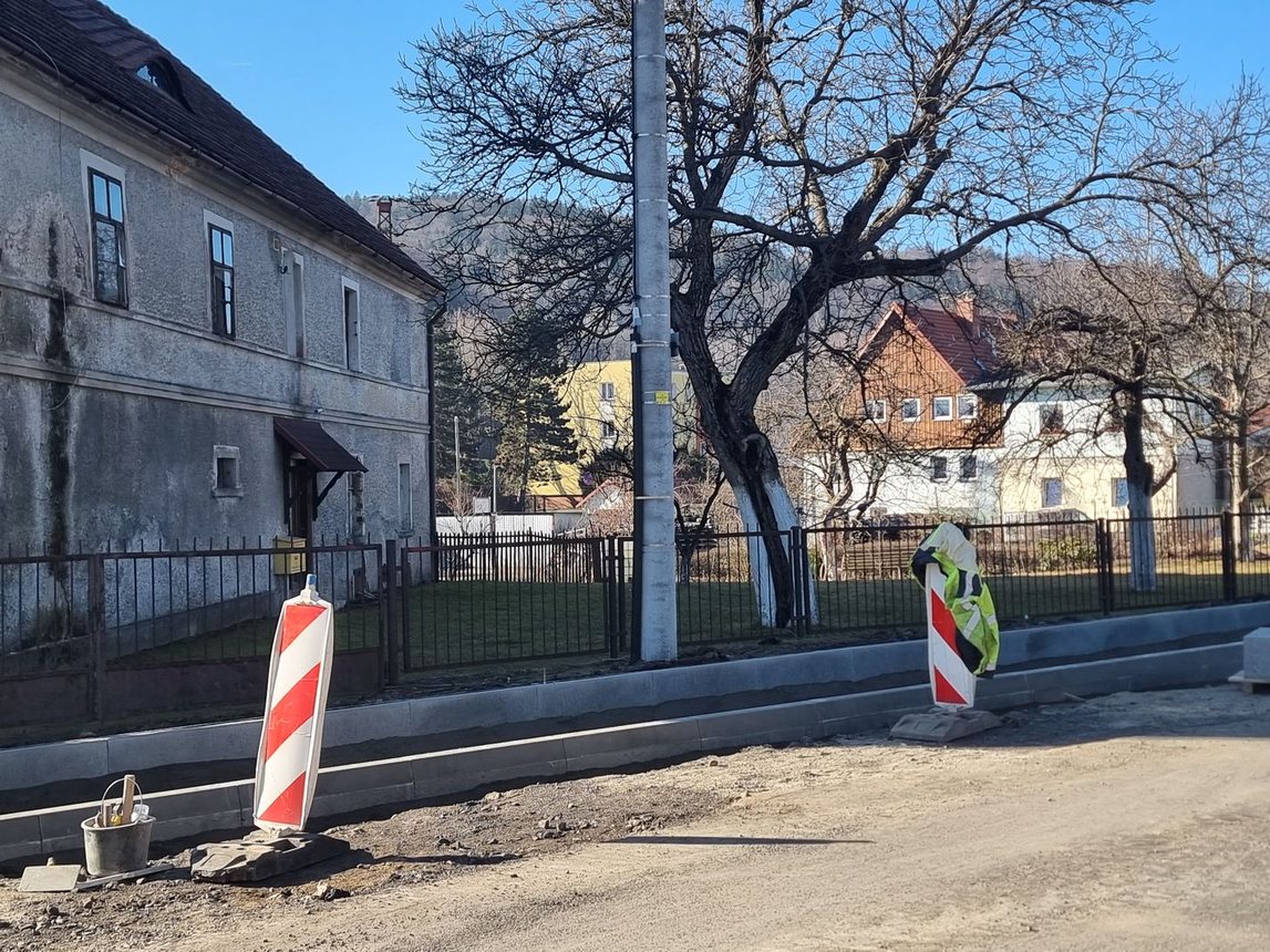 Wymieniają asfalt, budują chodnik