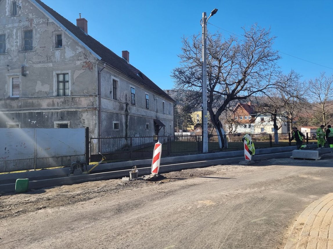 Wymieniają asfalt, budują chodnik