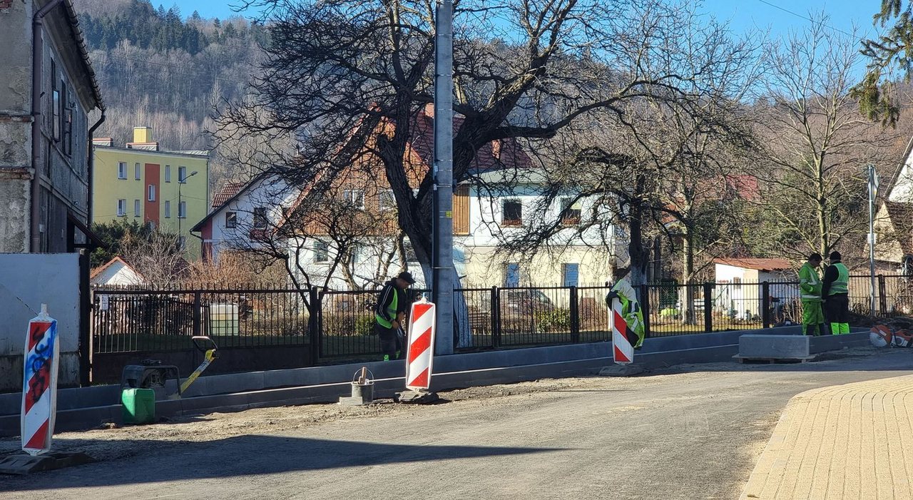 Wymieniają asfalt, budują chodnik