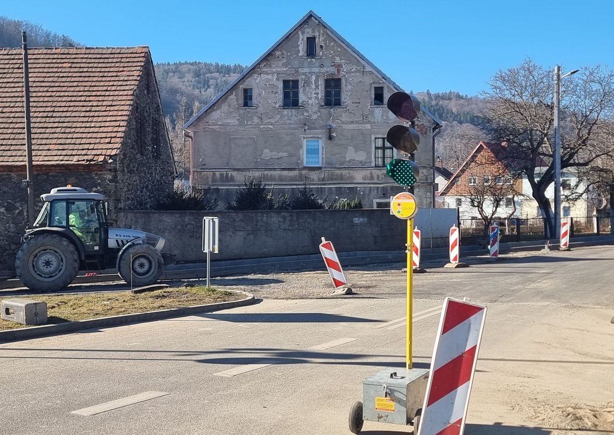 Wymieniają asfalt, budują chodnik