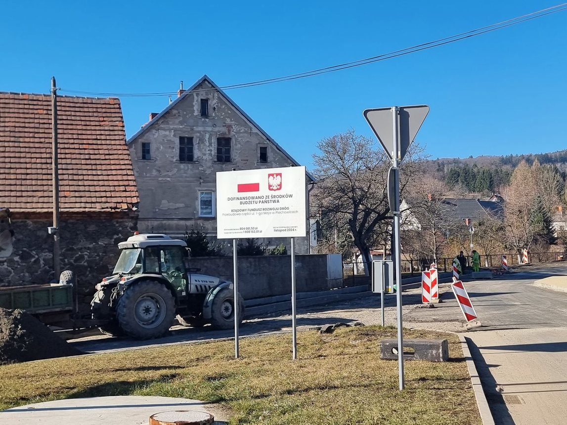 Wymieniają asfalt, budują chodnik