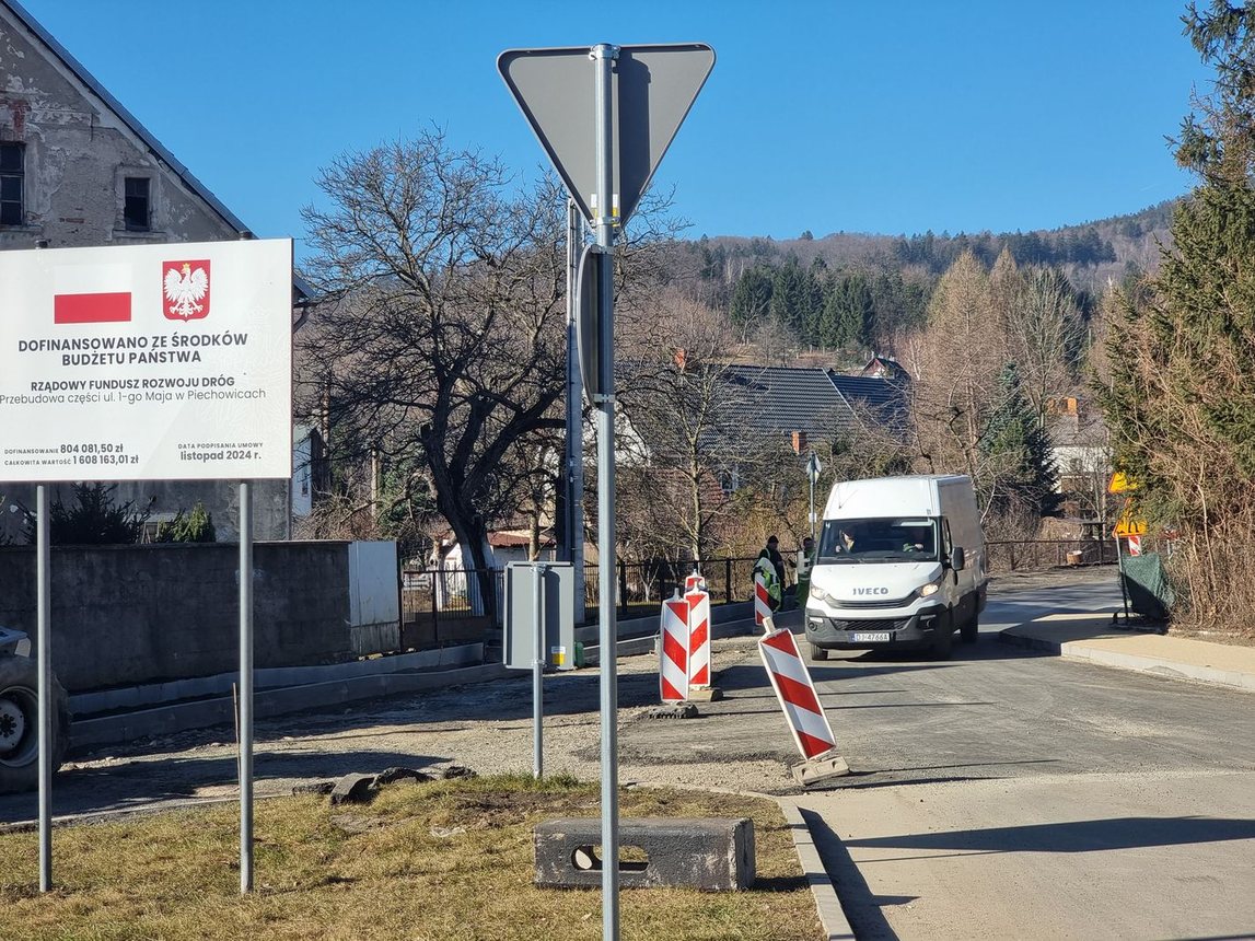 Wymieniają asfalt, budują chodnik