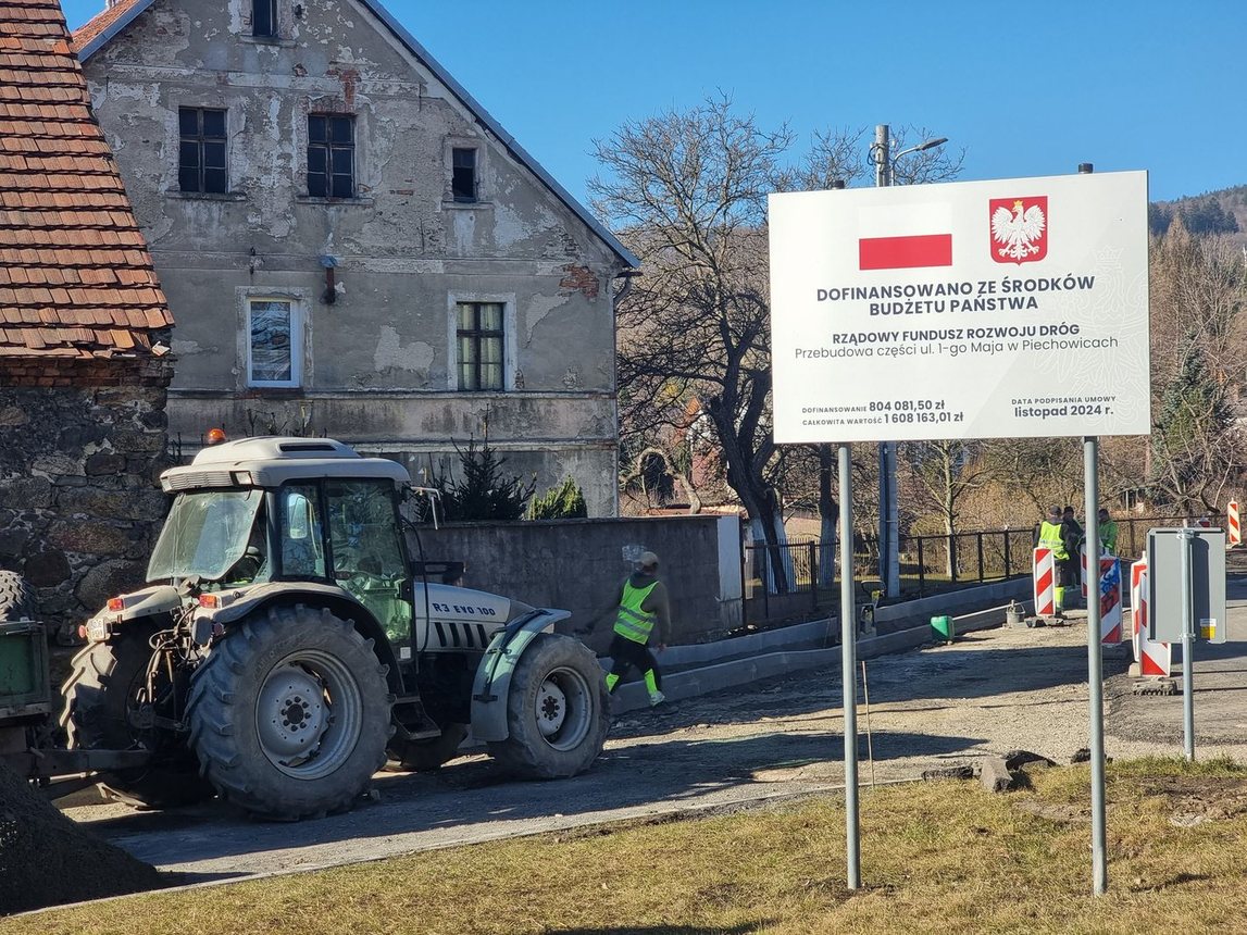 Wymieniają asfalt, budują chodnik