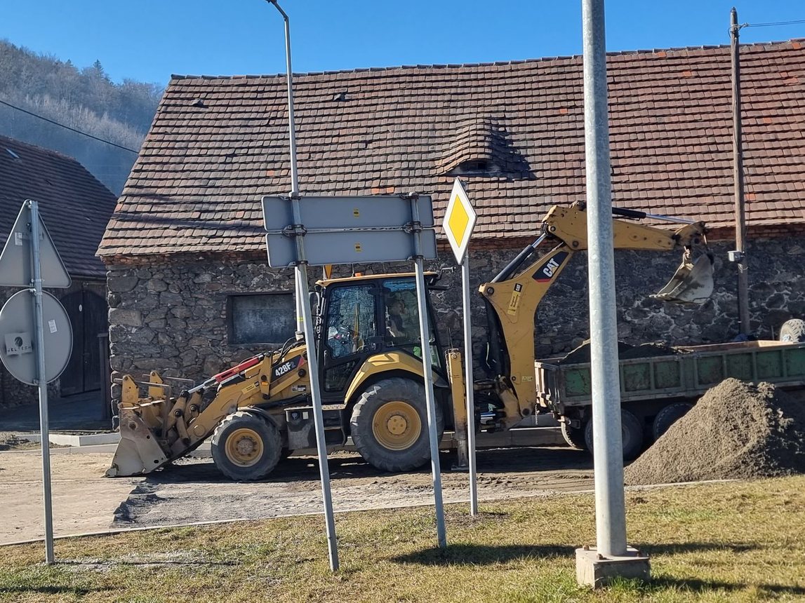 Wymieniają asfalt, budują chodnik
