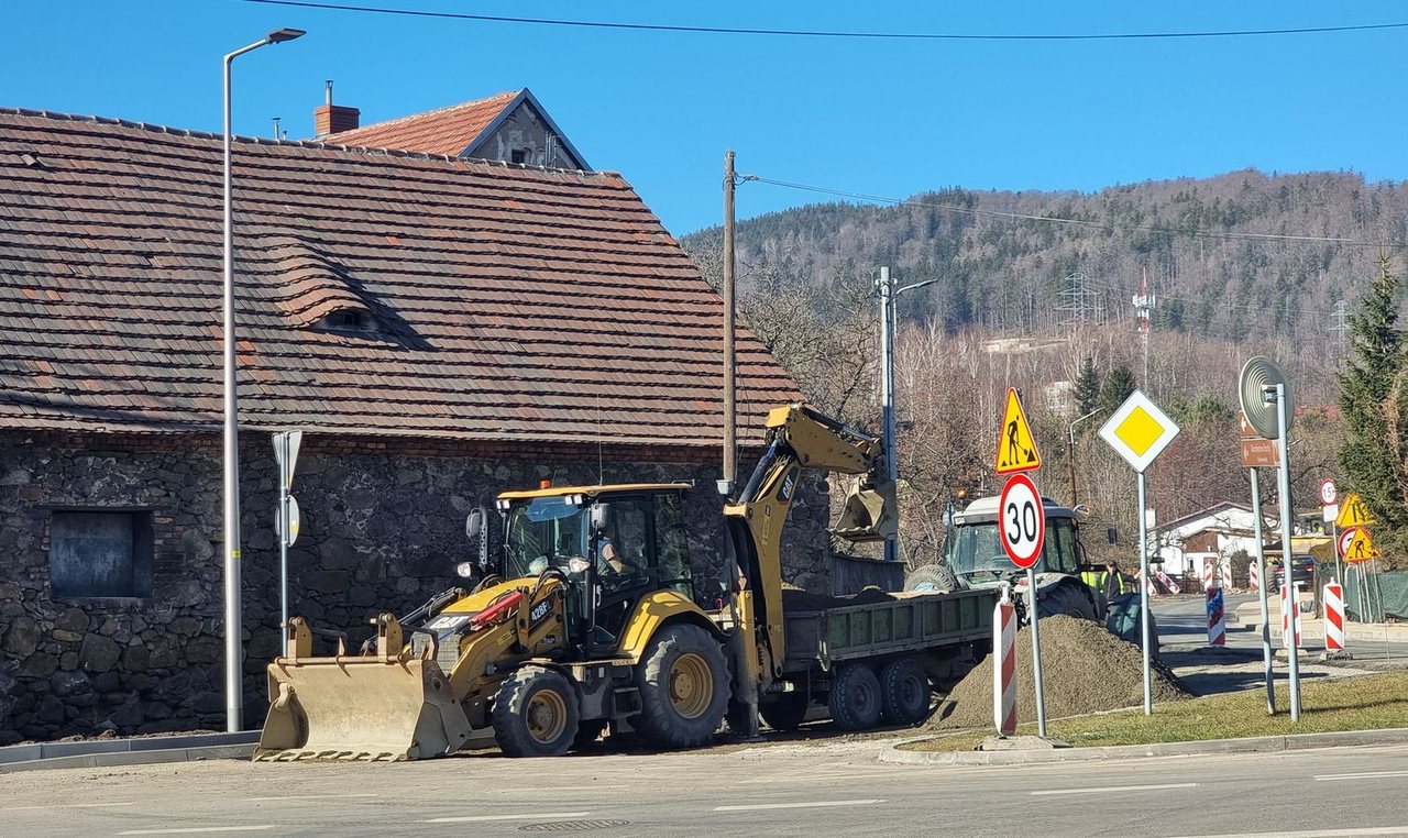 Wymieniają asfalt, budują chodnik