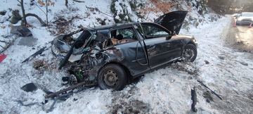 Audi prosto w Mercedesa – kierowca w ciężkim stanie