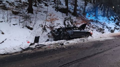 Audi prosto w Mercedesa – kierowca w ciężkim stanie