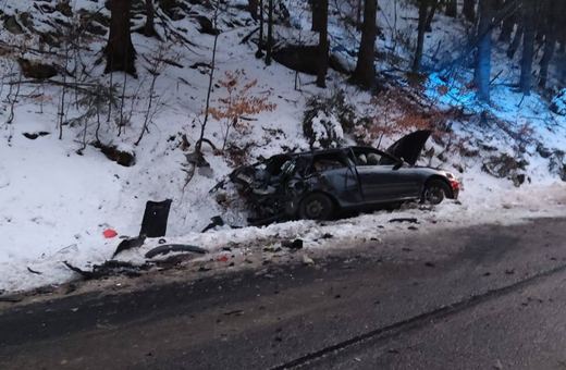 Audi prosto w Mercedesa – kierowca w ciężkim stanie
