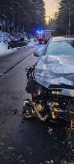 Audi prosto w Mercedesa – kierowca w ciężkim stanie