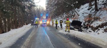 Audi prosto w Mercedesa – kierowca w ciężkim stanie