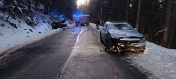 Audi prosto w Mercedesa – kierowca w ciężkim stanie