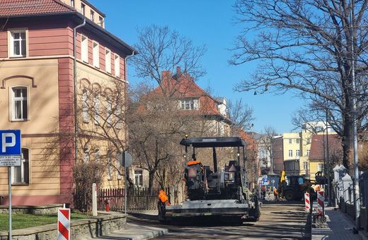 Kładą asfalt na Grabowskiego